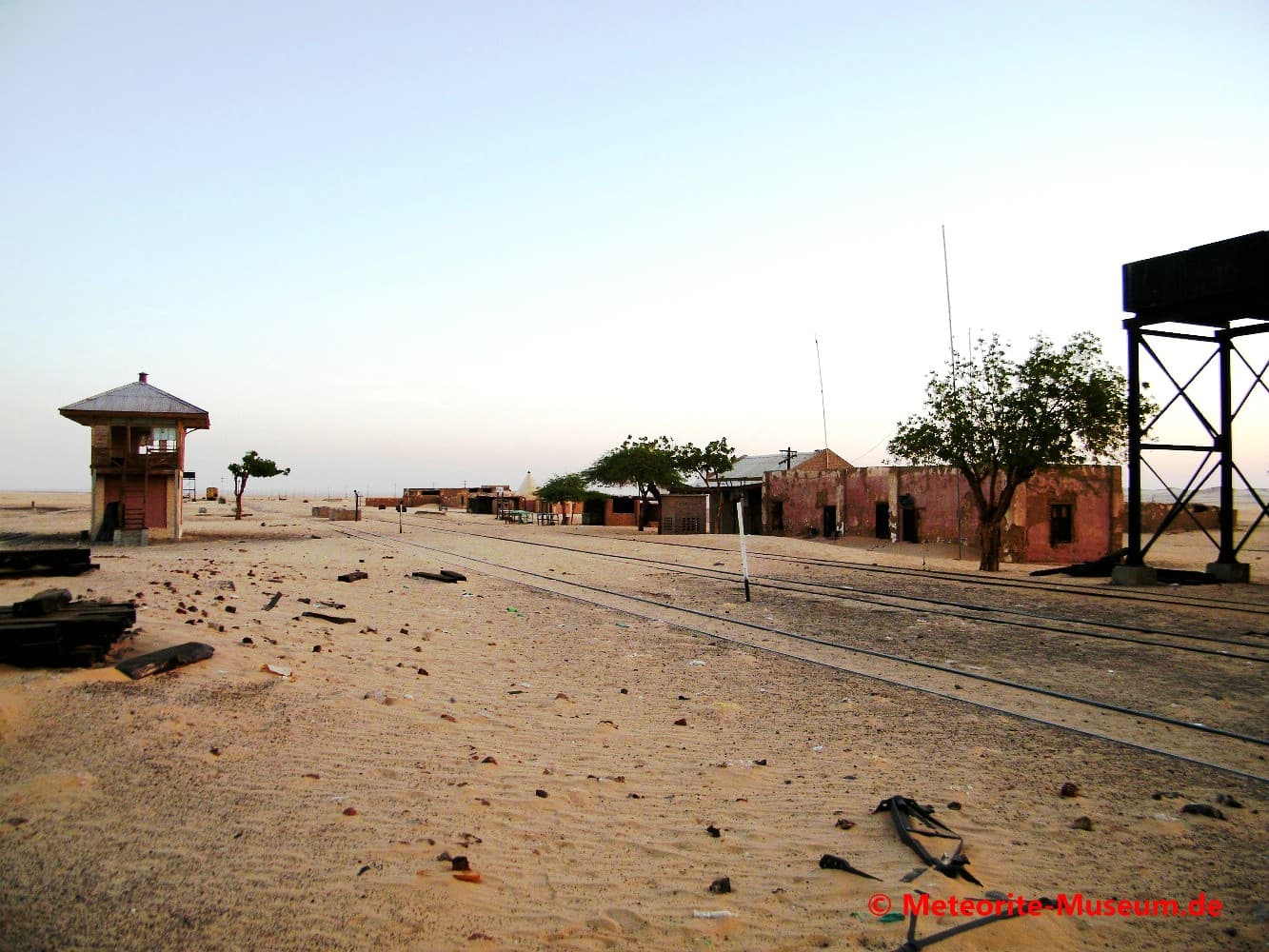 Überblick der Almahata Sitta Bahnstation mit Station, Gleis und Unterkünften