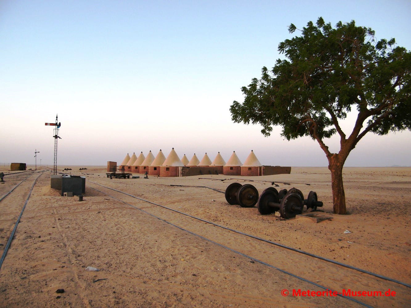 Ersatzräder für Züge und Unterkünfte für die Wartezeit an der Bahnstation Almahata Sitta in der nubischen Wüste im Sudan