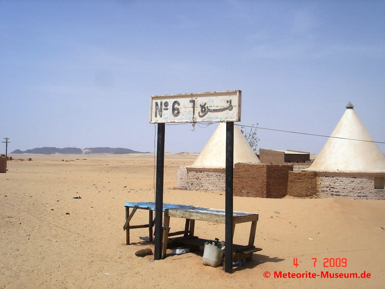 „Almahata Sitta“ (arabisch für Station 6) Bahnstation in der nubischen Wüste im Sudan