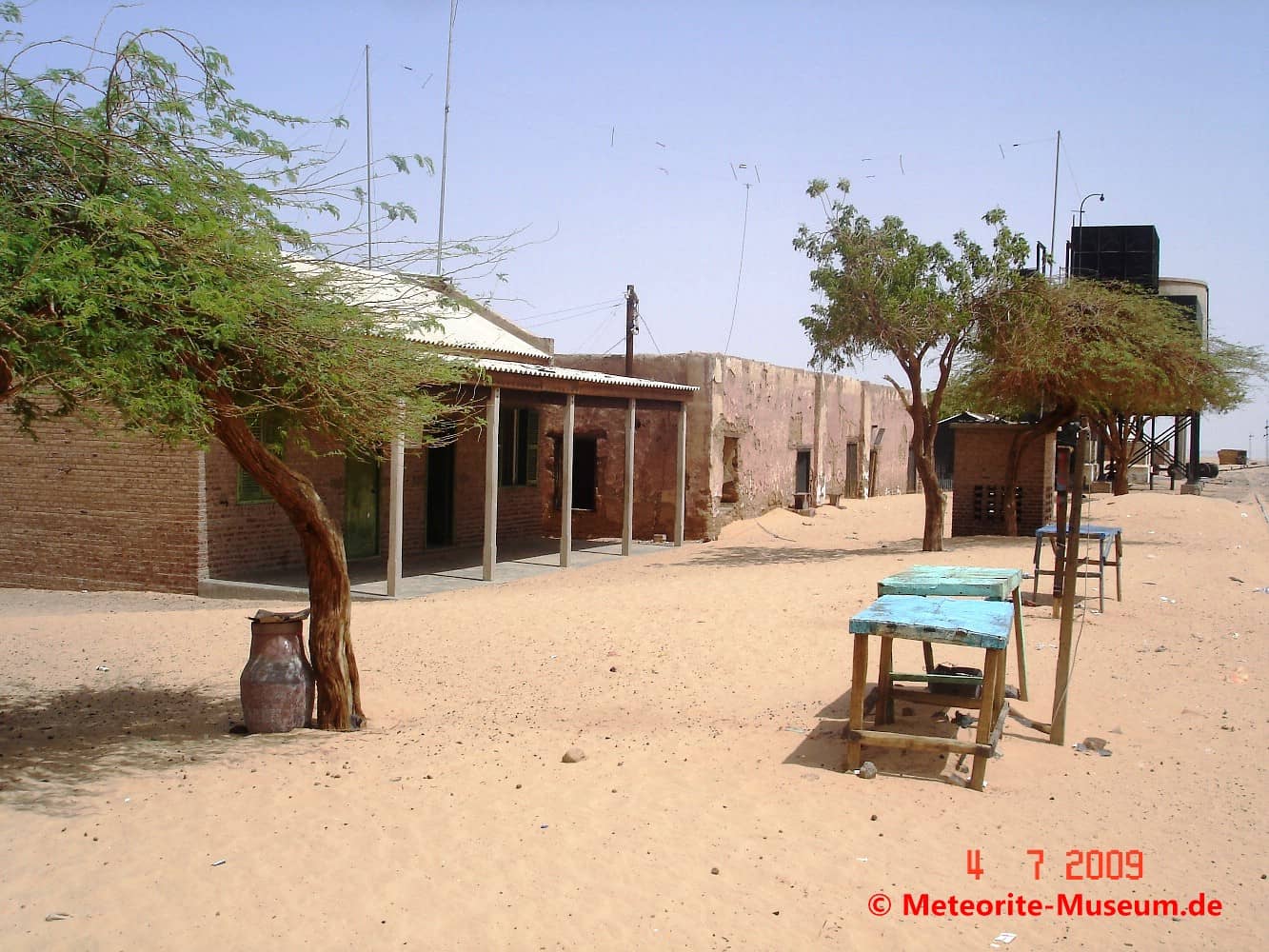 Almahata Sitta Bahnstation Nummer 6 mit Bänken, Unterkünften und Bäumen in der nubischen Wüste im Sudan