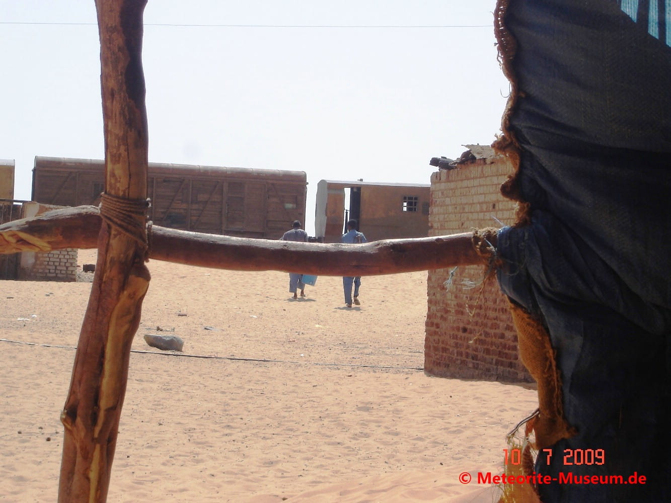 Zug und Passagiere an der Almahata Sitta Bahnstation